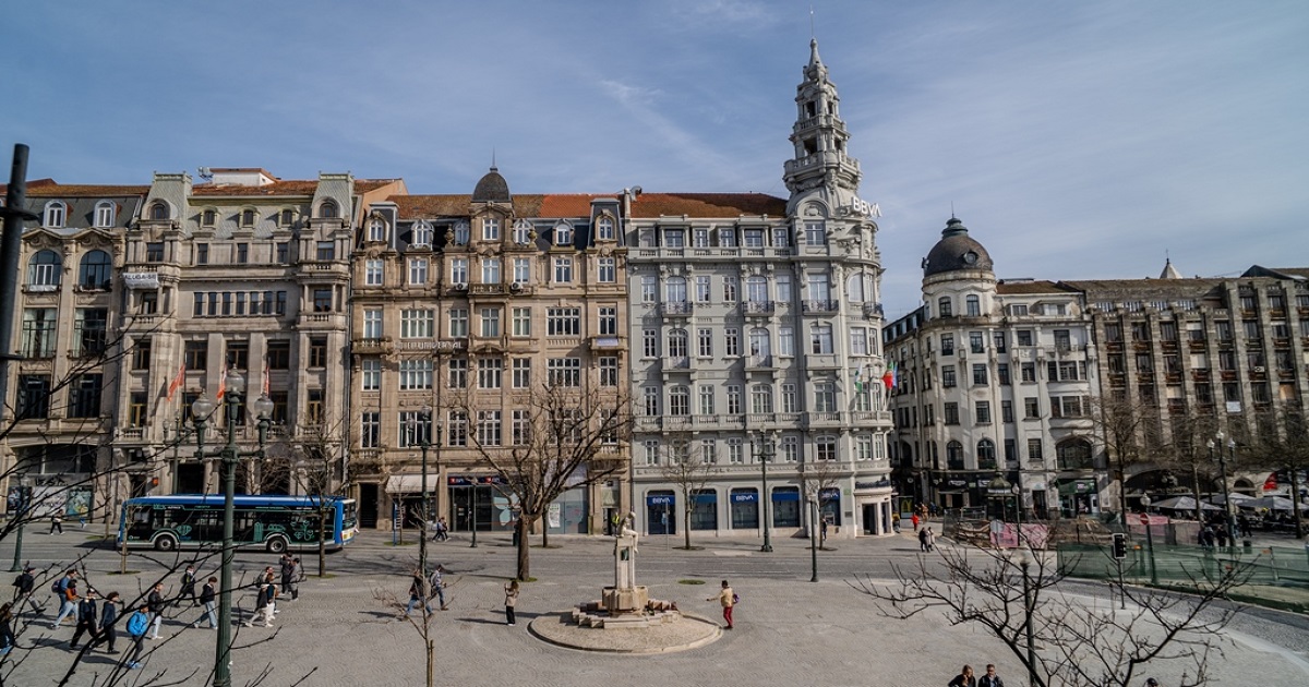 Edifícios históricos e praça central na Avenida dos Aliados, no Porto