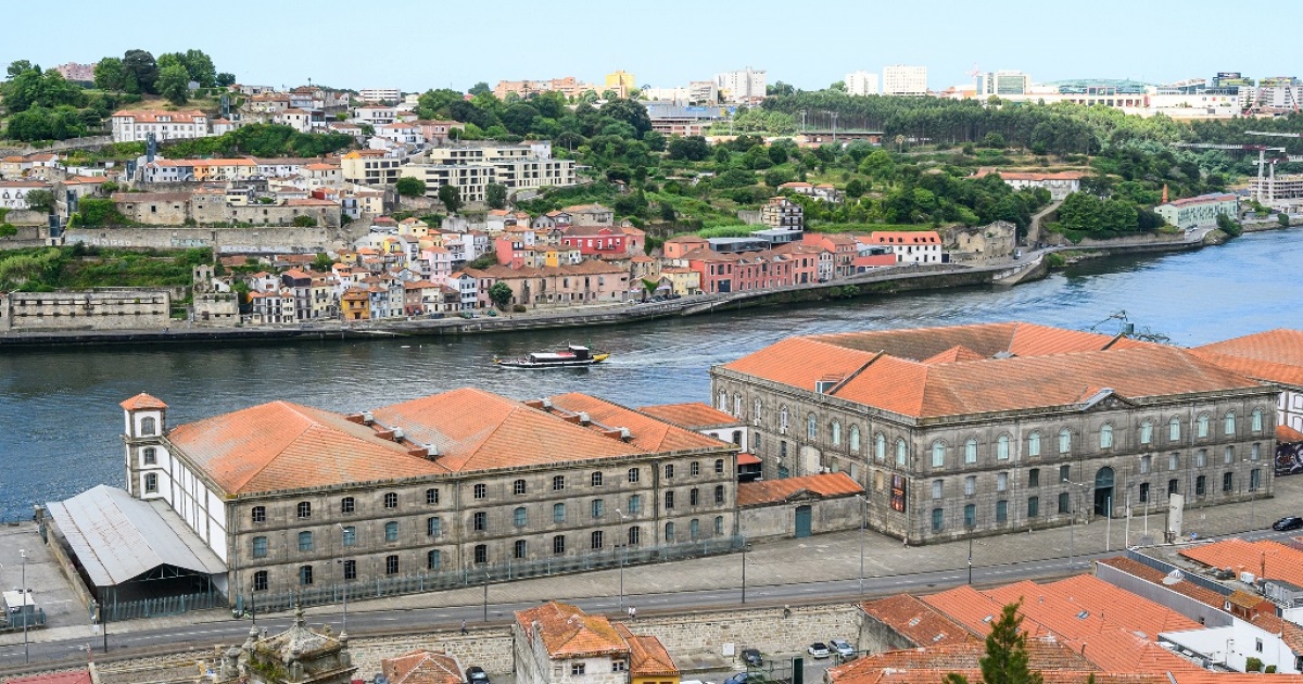 Vista panorâmica sobre o rio Douro e edifícios históricos na zona das Virtudes, Porto