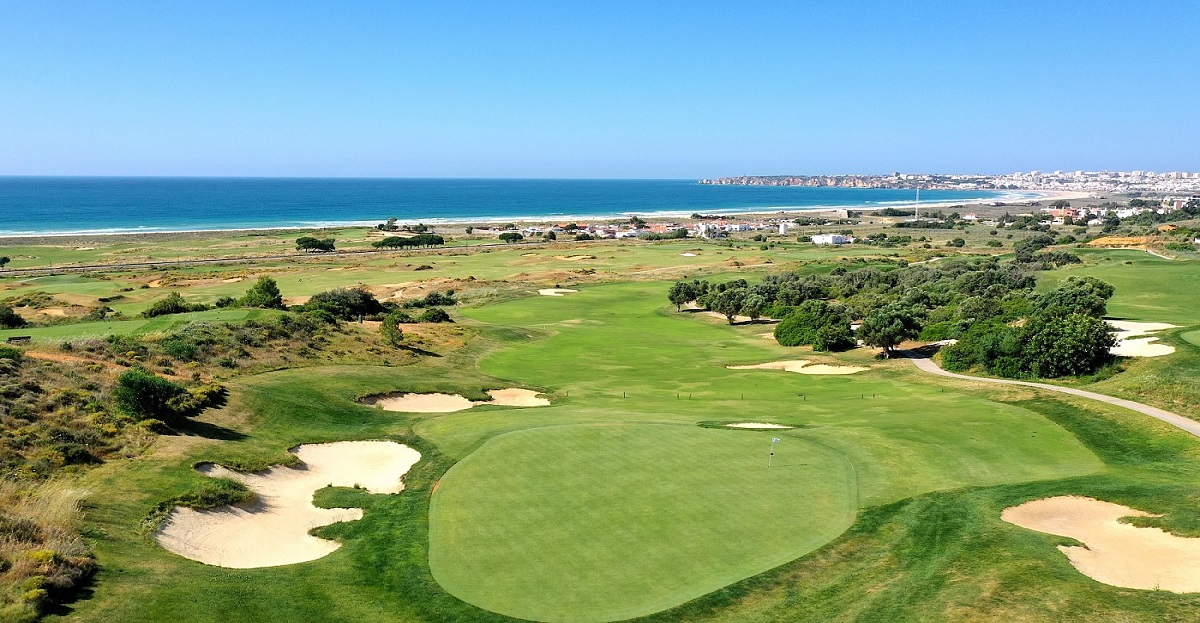 Campo de golfe de Palmares, em Lagos, com vista panorâmica sobre o mar, a ria e a paisagem costeira do Algarve.