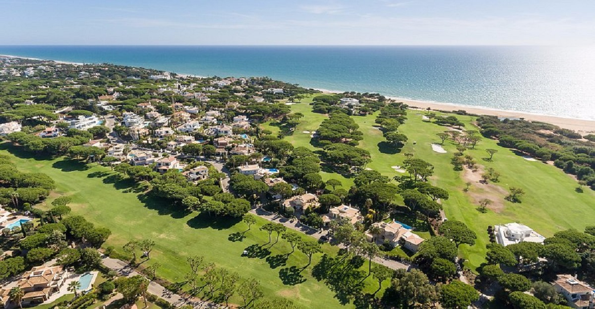 Parcours de golf à Vale do Lobo, en Algarve, situé entre les falaises et la mer, au sein d’une destination de luxe.
