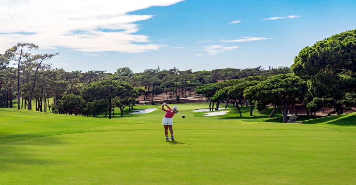 Golf course in Quinta do Lago, Algarve, surrounded by nature, luxury villas and lush green landscapes.