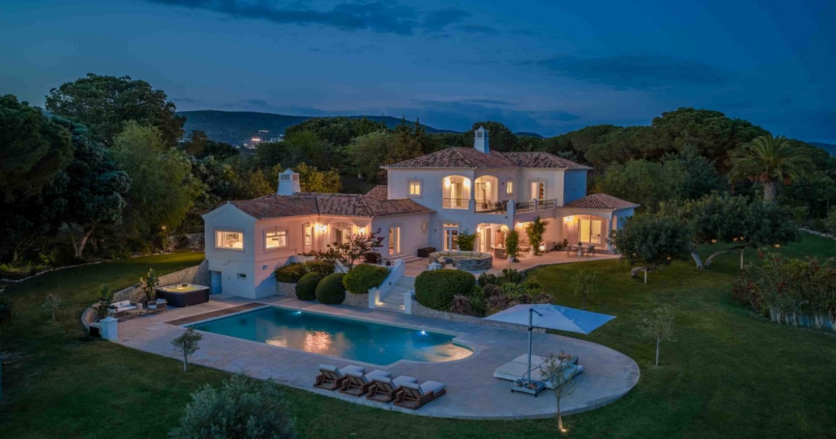 Quinta de luxo com piscina iluminada ao anoitecer no Triângulo Dourado, Algarve