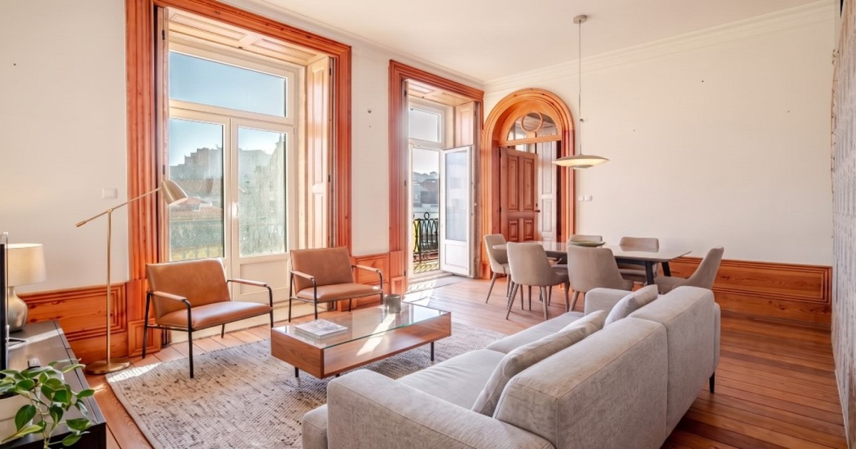 Sala de estar moderna e luminosa numa penthouse no centro histórico do Porto