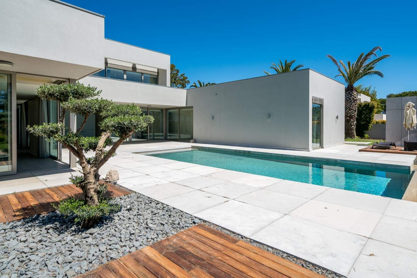 Sale of luxurious modern villa with pool in Alvor, Algarve, Portugal_102638