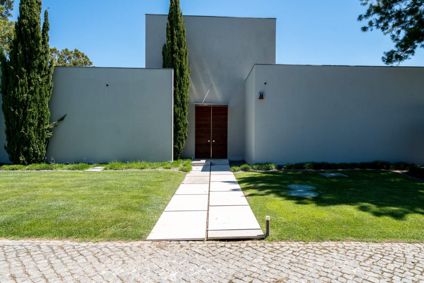 Sale of luxurious modern villa with pool in Alvor, Algarve, Portugal_102641