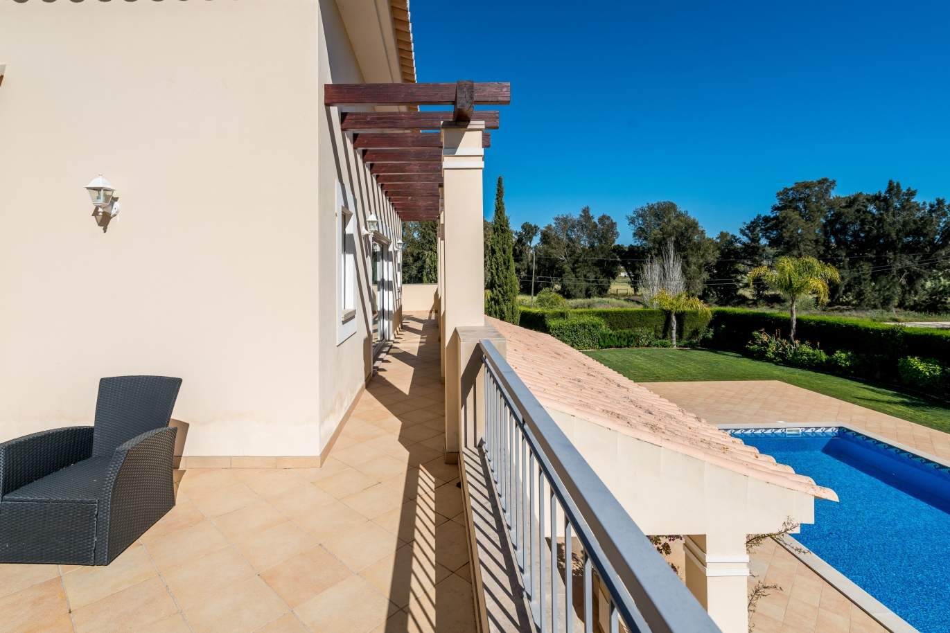 Sale of luxury villa with pool in Alvor, Algarve, Portugal_102660