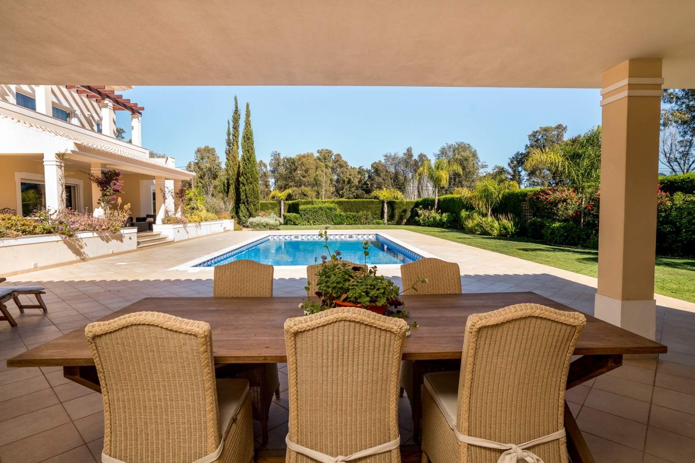 Sale of luxury villa with pool in Alvor, Algarve, Portugal_102665