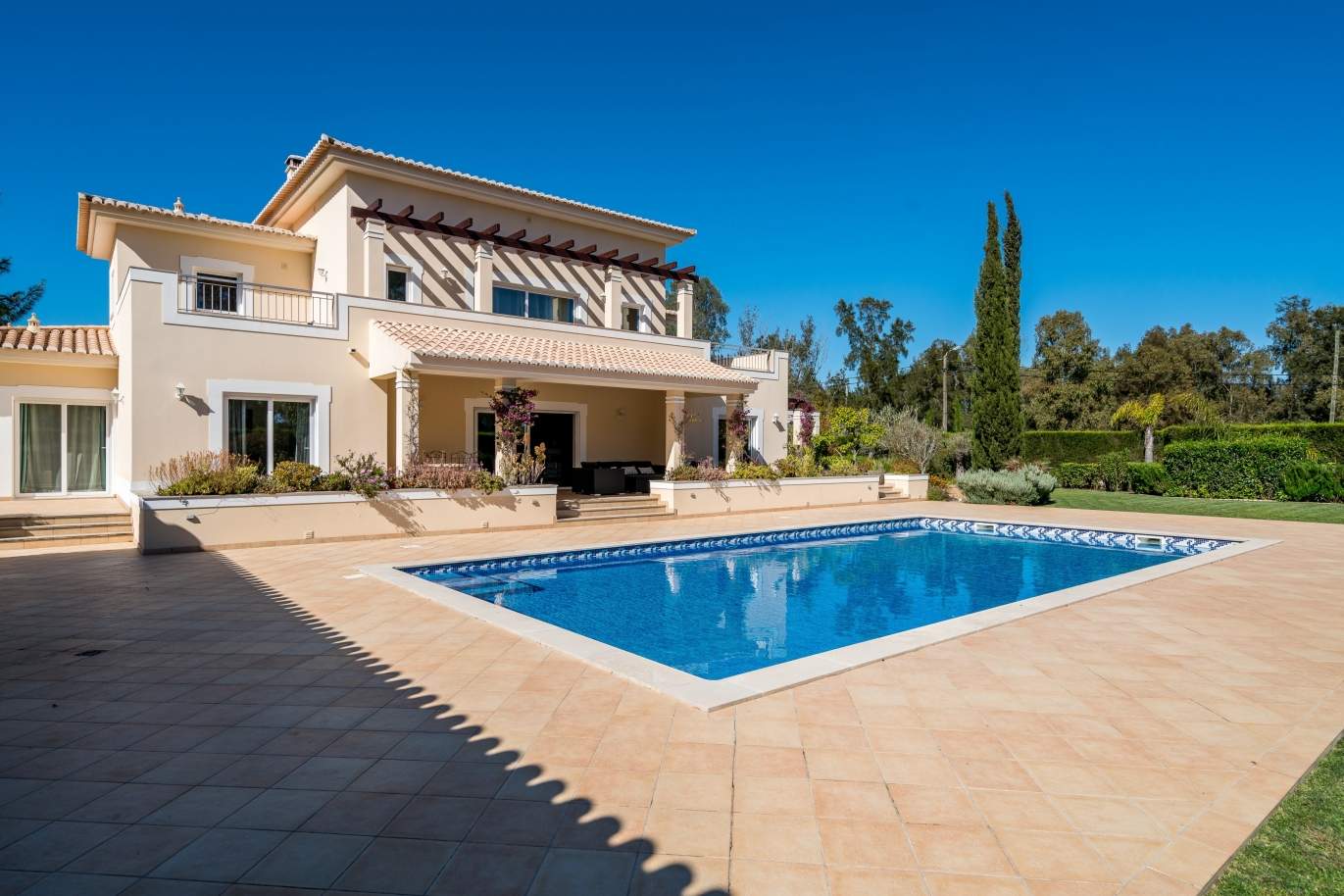 Sale of luxury villa with pool in Alvor, Algarve, Portugal_102667