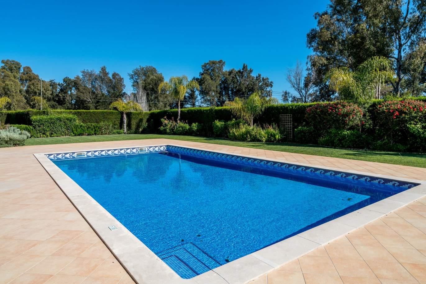 Sale of luxury villa with pool in Alvor, Algarve, Portugal_102669