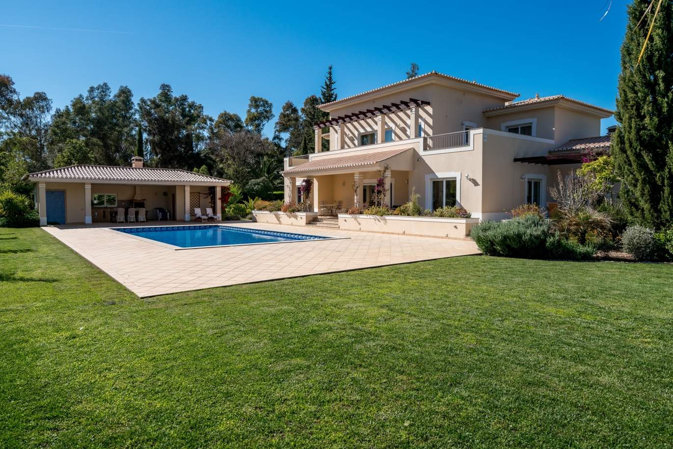 Sale of luxury villa with pool in Alvor, Algarve, Portugal_102670