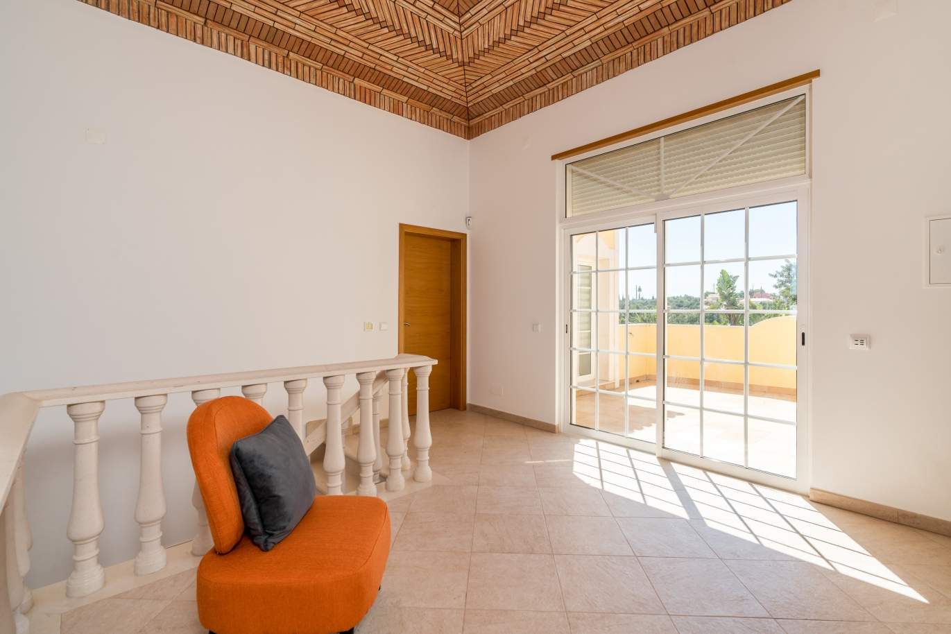 Sale of villa with swimming pool in Quarteira, Algarve, Portugal_105123
