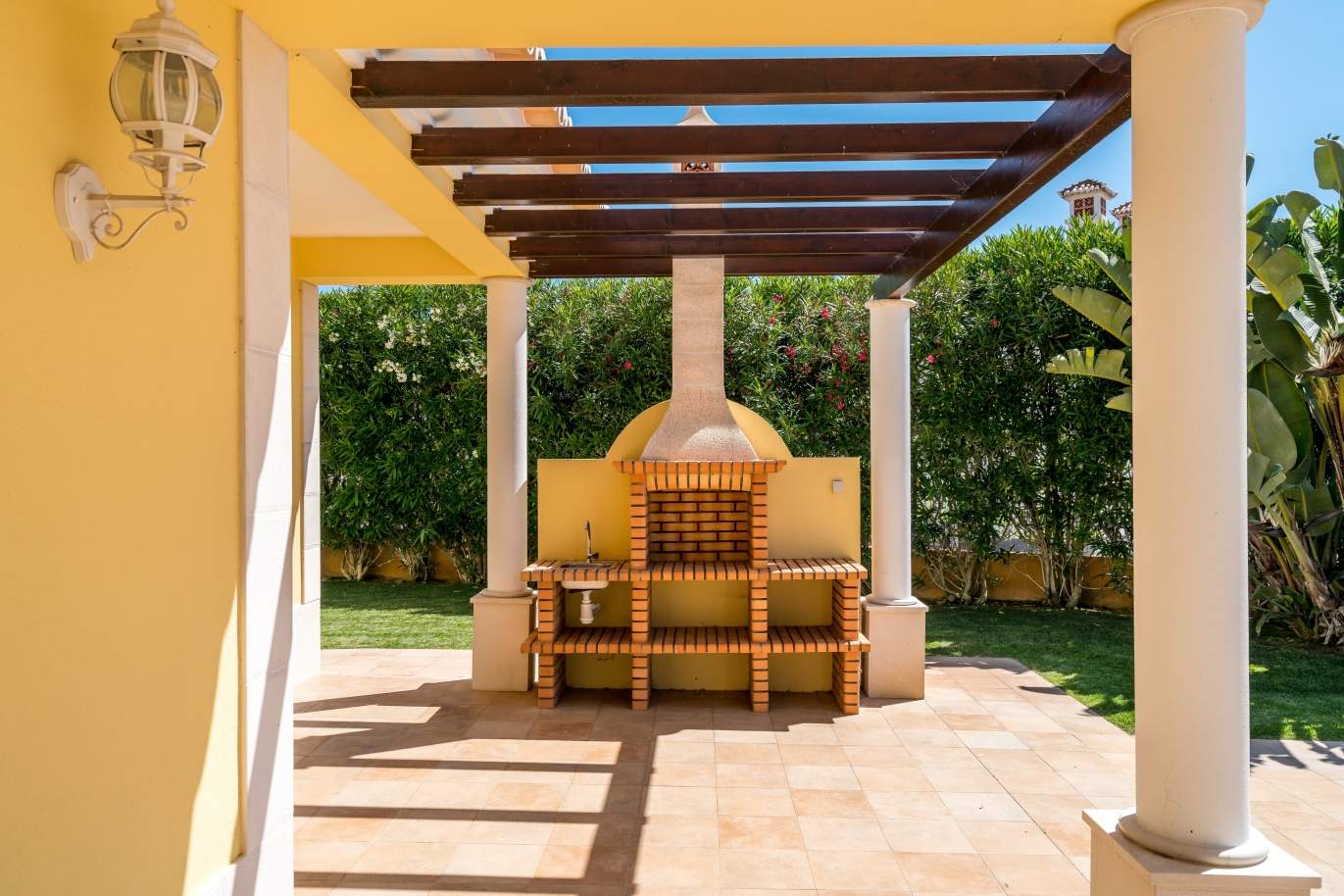 Sale of villa with swimming pool in Quarteira, Algarve, Portugal_105133