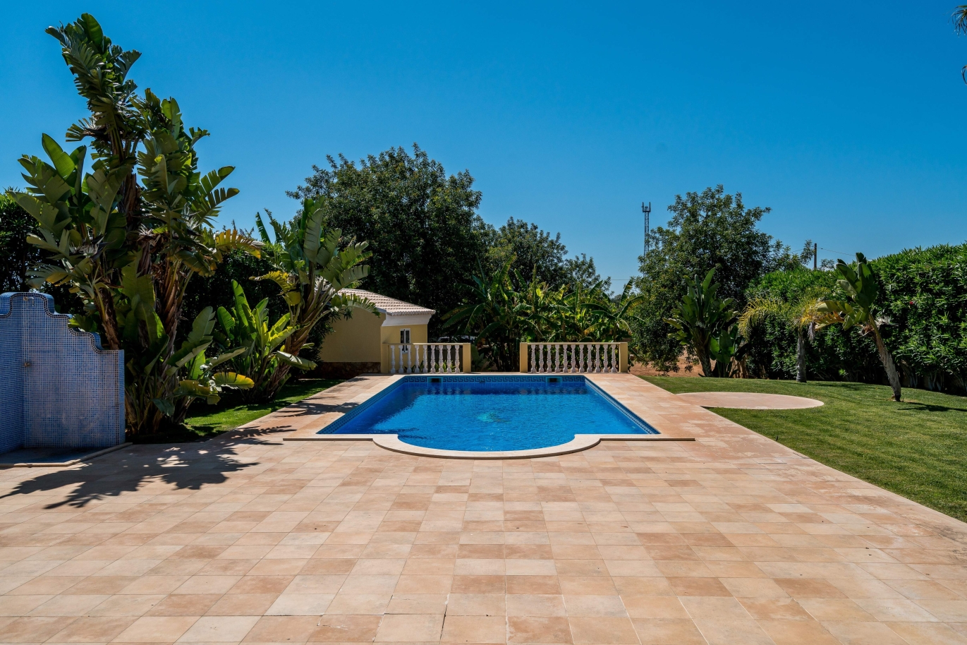 Sale of villa with swimming pool in Quarteira, Algarve, Portugal_105134