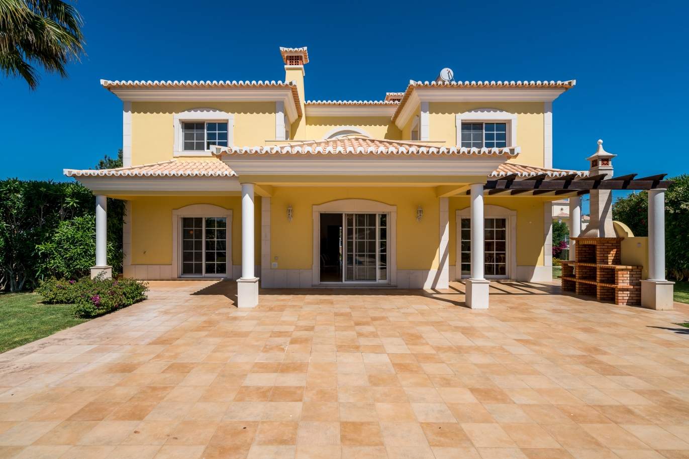 Sale of villa with swimming pool in Quarteira, Algarve, Portugal_105137