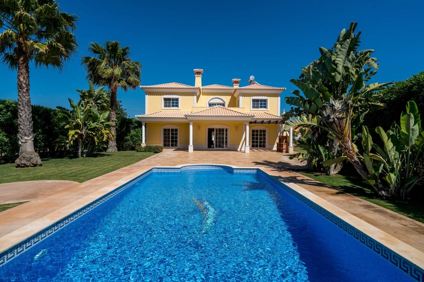 Sale of villa with swimming pool in Quarteira, Algarve, Portugal_105138