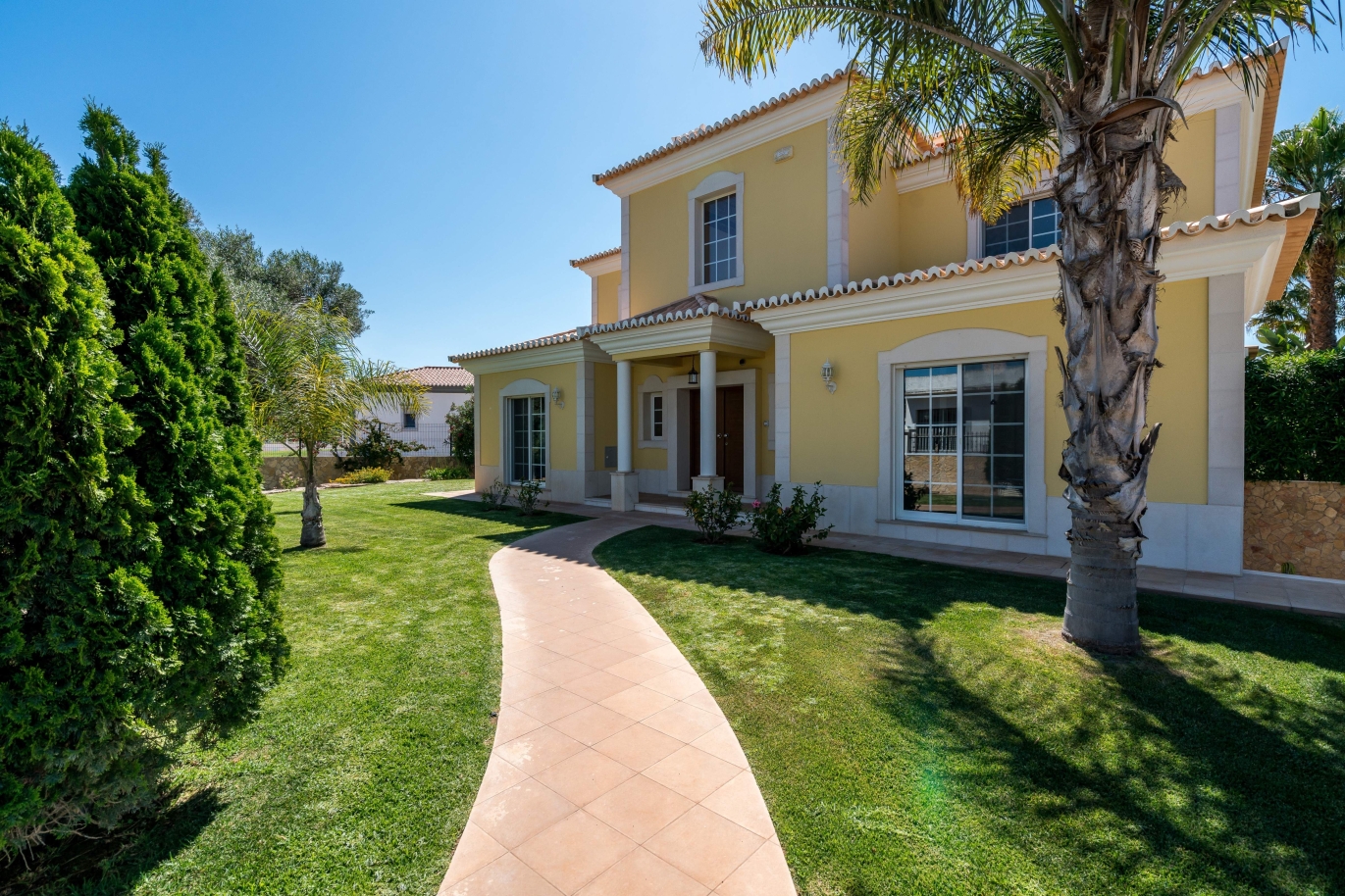 Sale of villa with swimming pool in Quarteira, Algarve, Portugal_105139