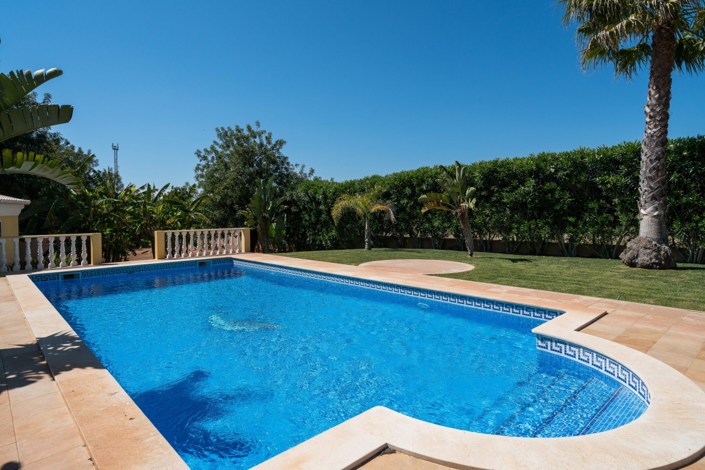 Sale of villa with swimming pool in Quarteira, Algarve, Portugal_105140