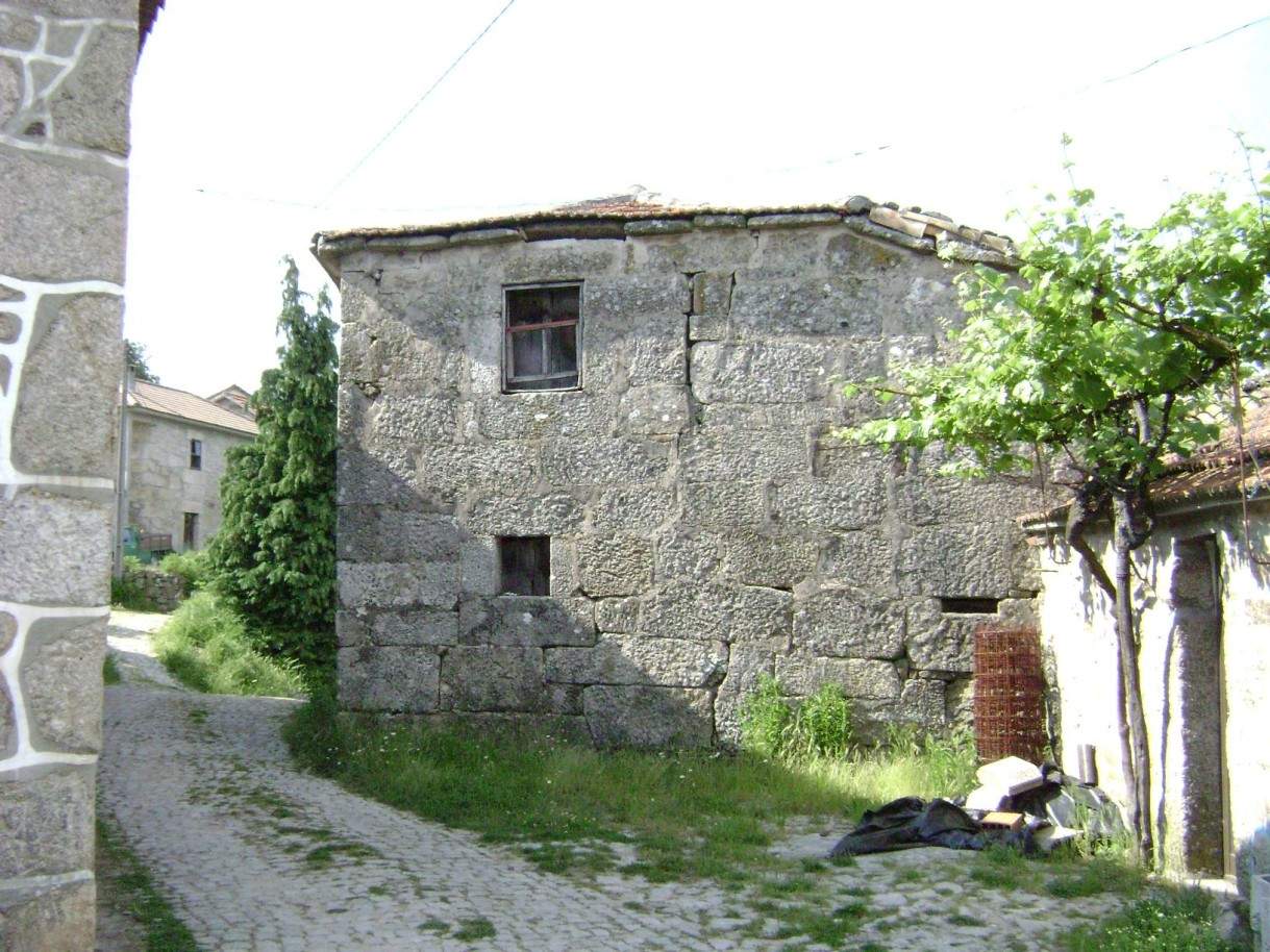 Gehäuse für rehabilitation, mit Blick auf Feld und Berg, in Vila Pouca de Aguiar, Portugal_1093