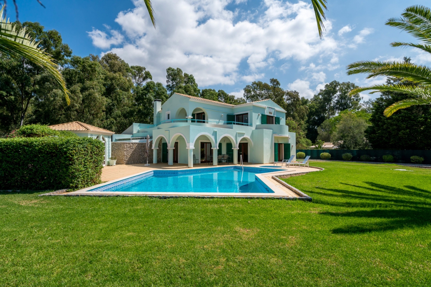 Sale of villa with garden and pool in Penina, Alvor, Algarve, Portugal_113909