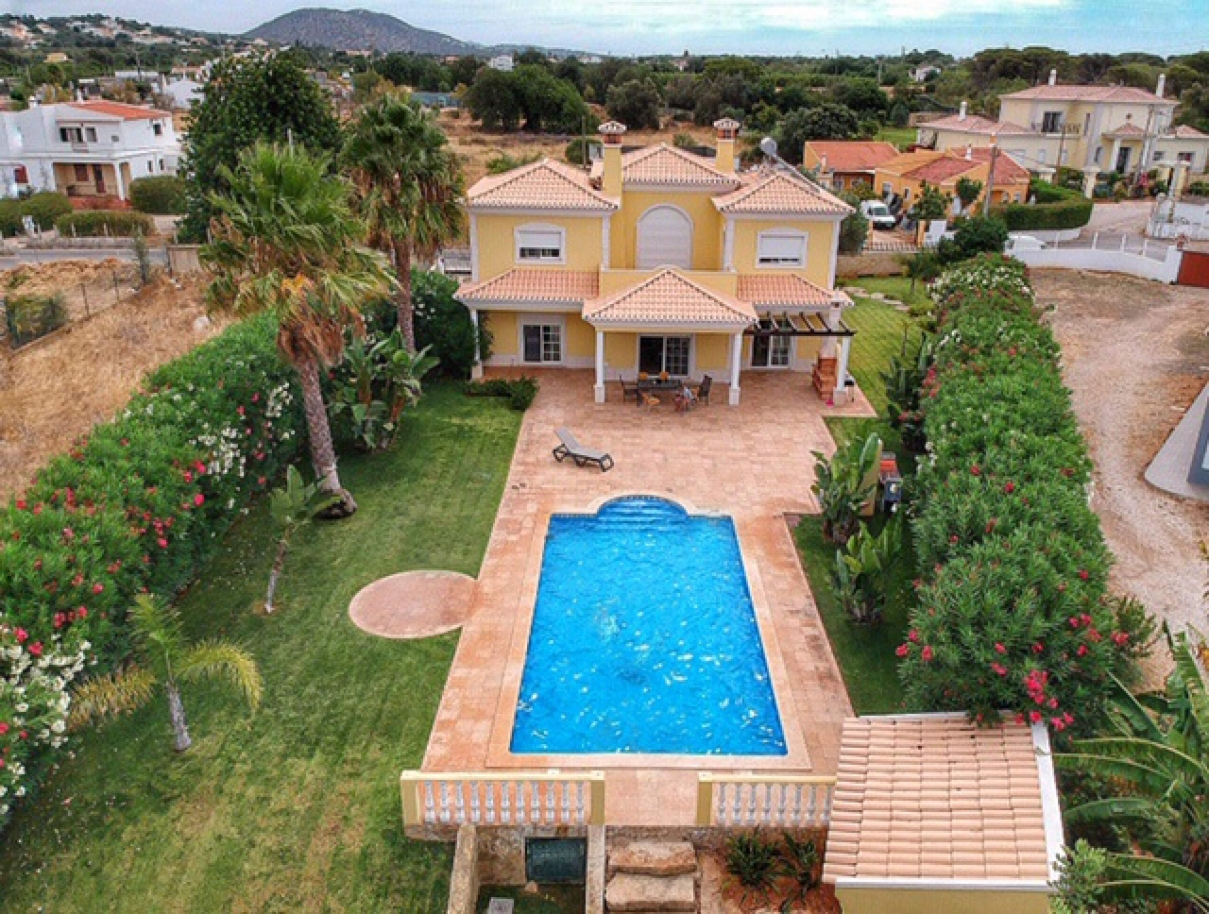 Venda de moradia com piscina em Quarteira, Algarve, Portugal_113980