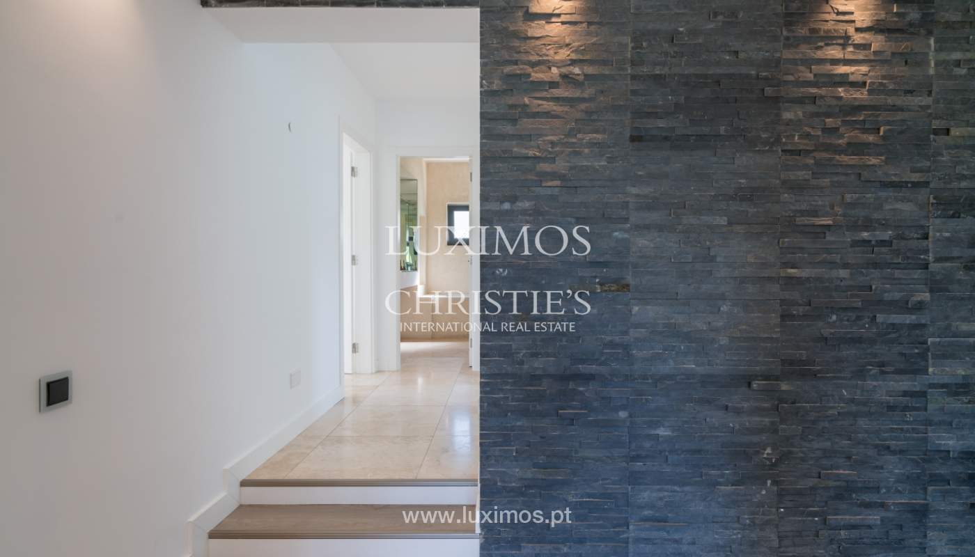 Venda de moradia com piscina, frente golfe em Vilamoura, Algarve_116049