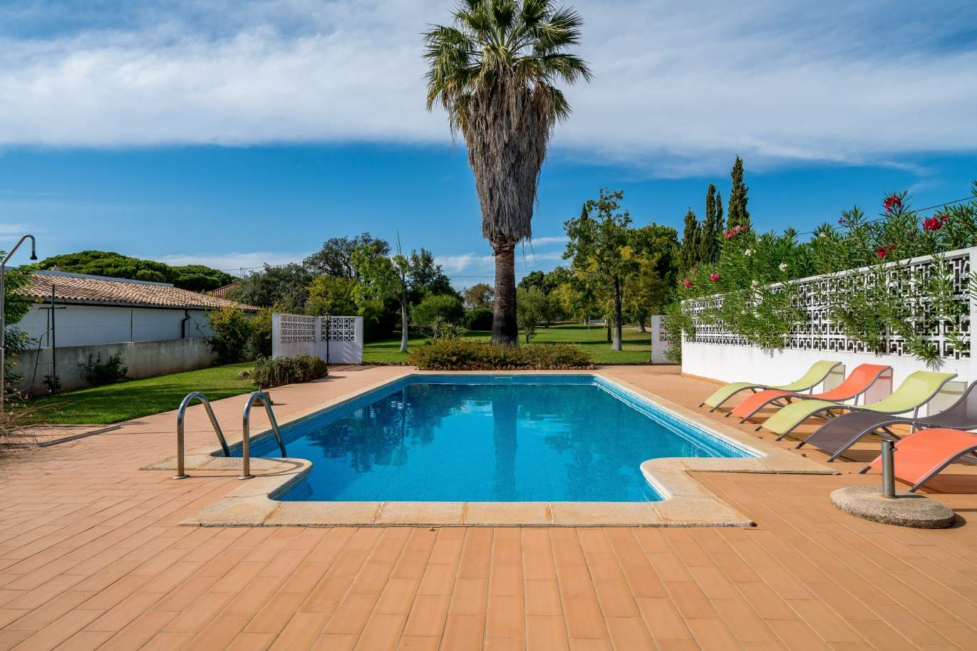 Venda de moradia com piscina e jardim em Almancil, Algarve_119440