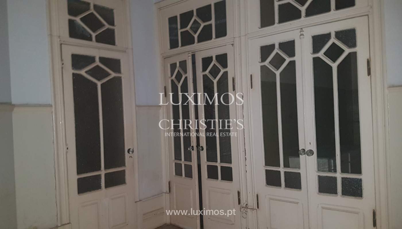 Prédio de três frentes, com logradouro, Porto_120671