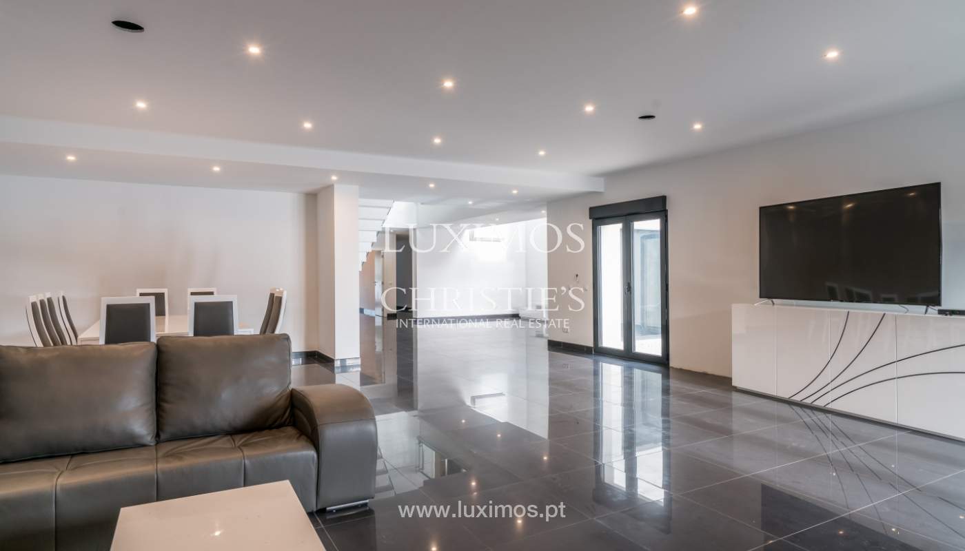 Venda de moradia com piscina, junto ao mar e golfe, Algarve, Portugal_134000