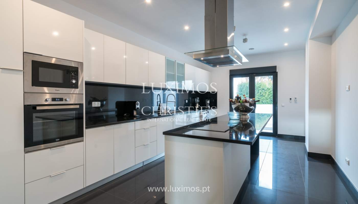 Venda de moradia com piscina, junto ao mar e golfe, Algarve, Portugal_134001