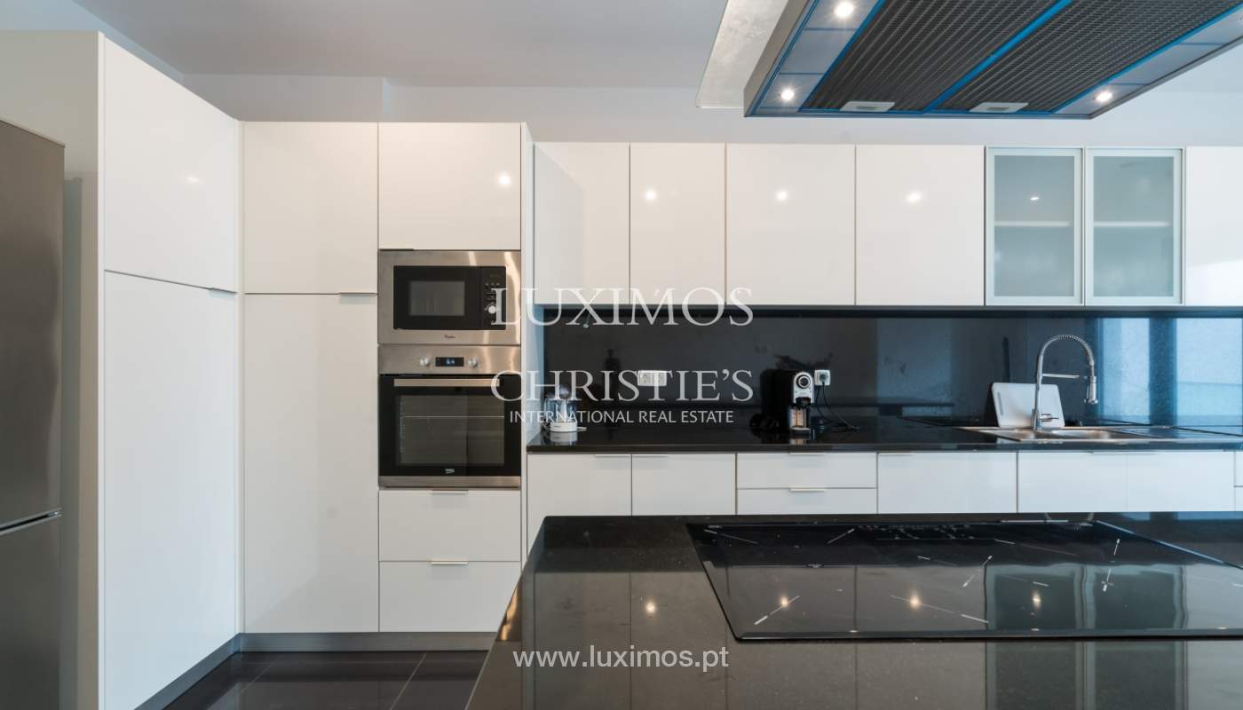 Venda de moradia com piscina, junto ao mar e golfe, Algarve, Portugal_134003