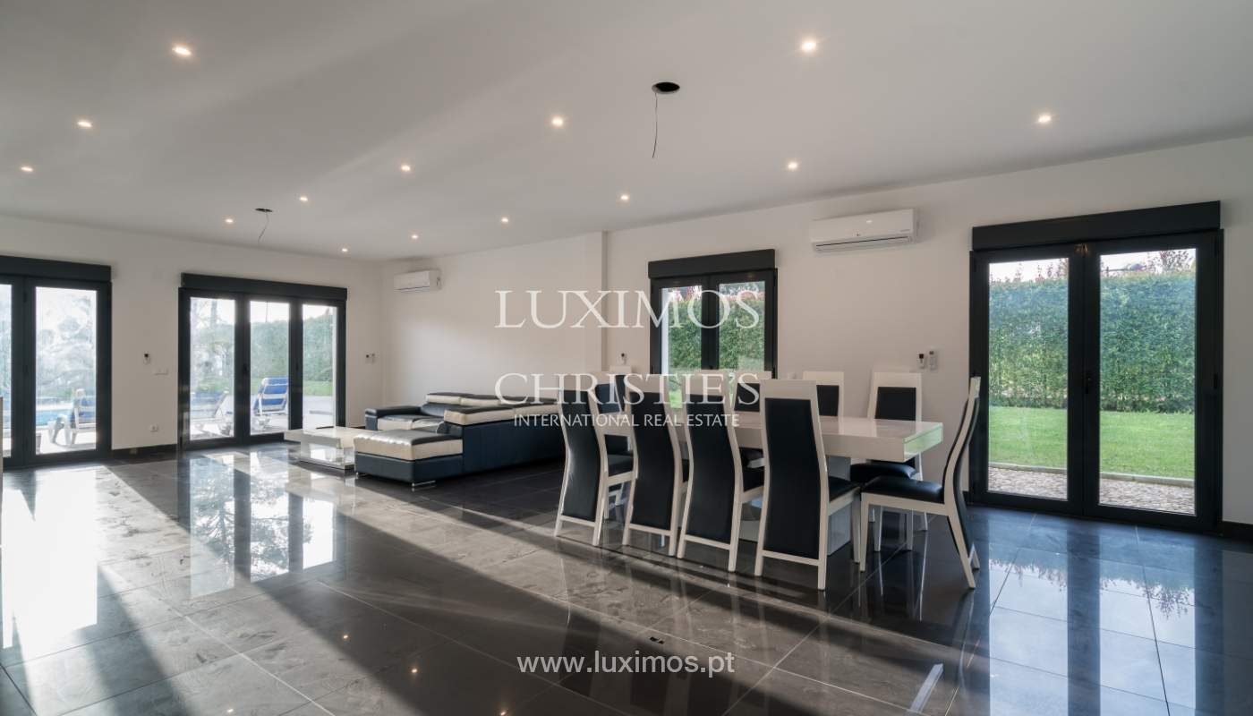 Venda de moradia com piscina, junto ao mar e golfe, Algarve, Portugal_134004