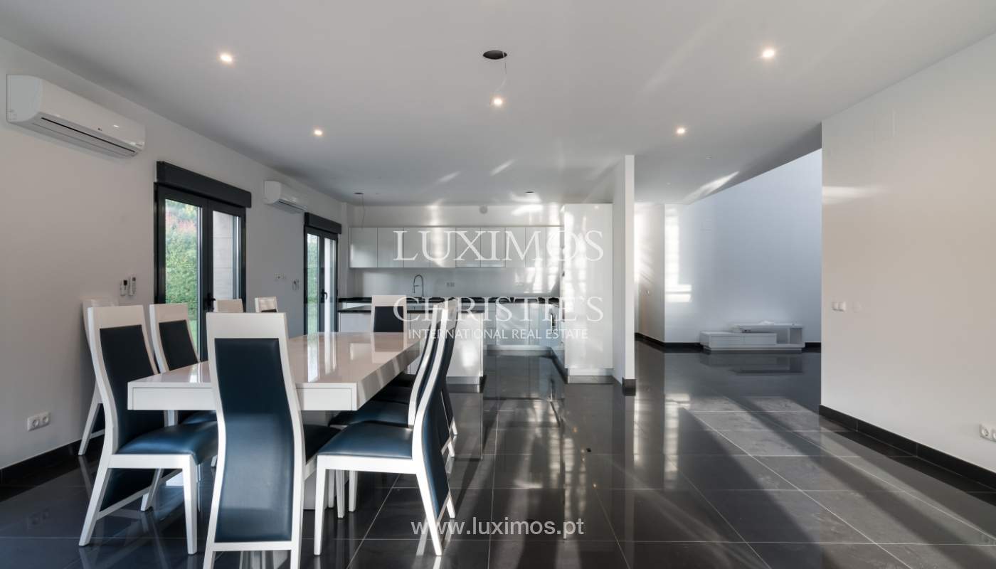 Venda de moradia com piscina, junto ao mar e golfe, Algarve, Portugal_134005