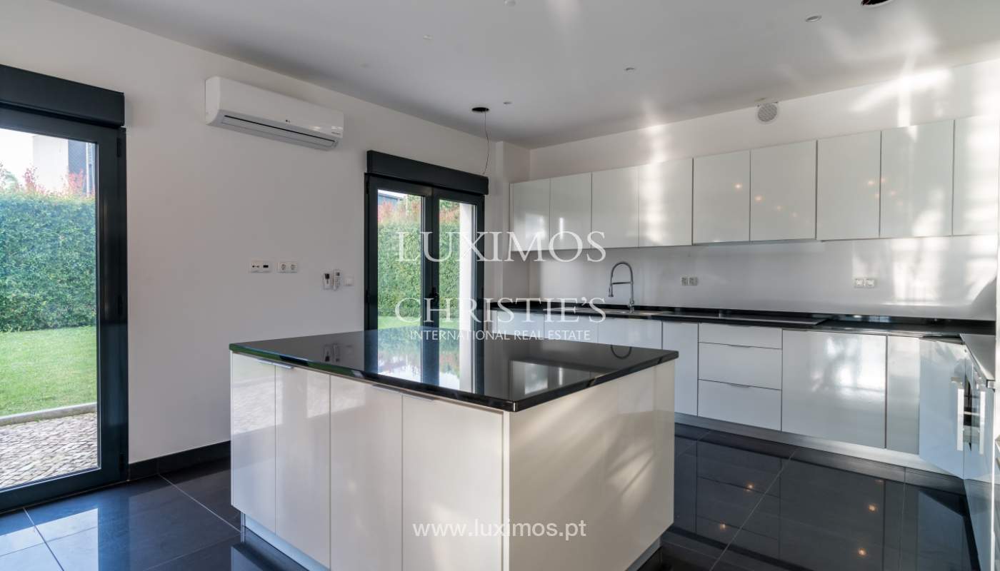 Venda de moradia com piscina, junto ao mar e golfe, Algarve, Portugal_134006