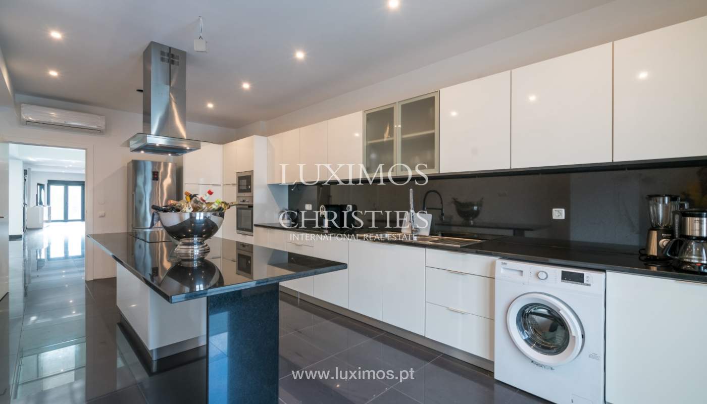 Venda de moradia com piscina, junto ao mar e golfe, Algarve, Portugal_134010