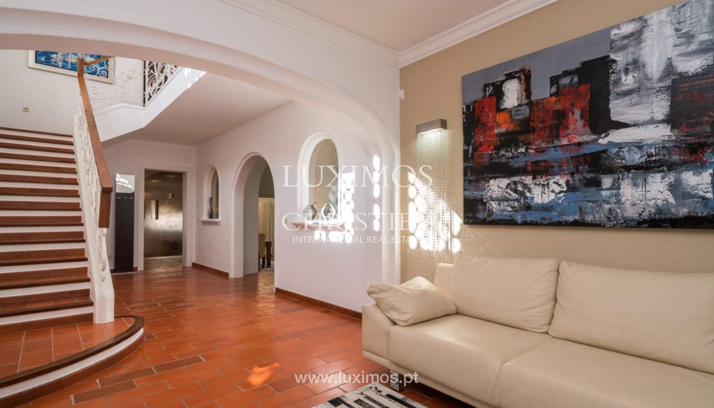 Venda de moradia com piscina frente golfe em Vilamoura, Algarve_135536