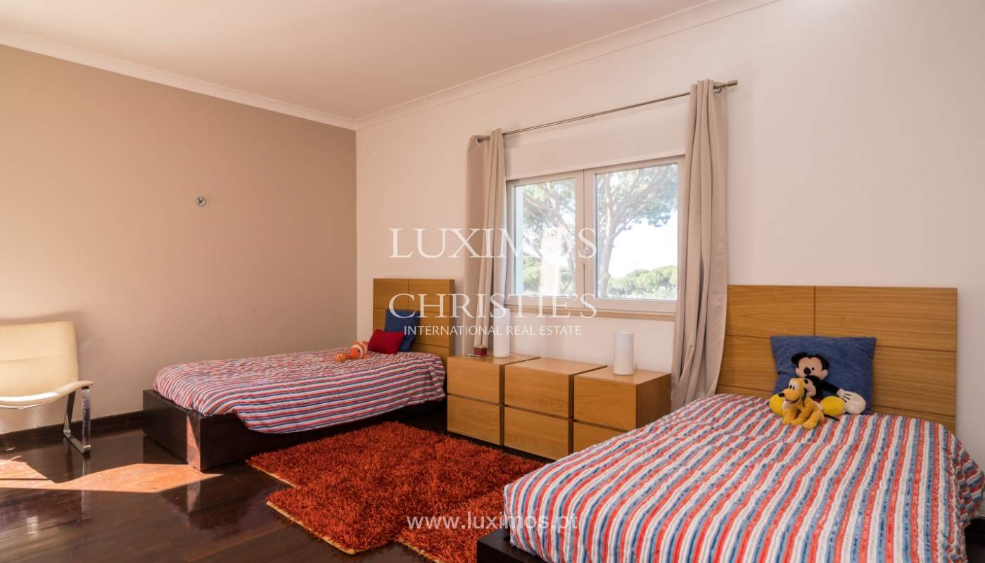 Venda de moradia com piscina frente golfe em Vilamoura, Algarve_135584