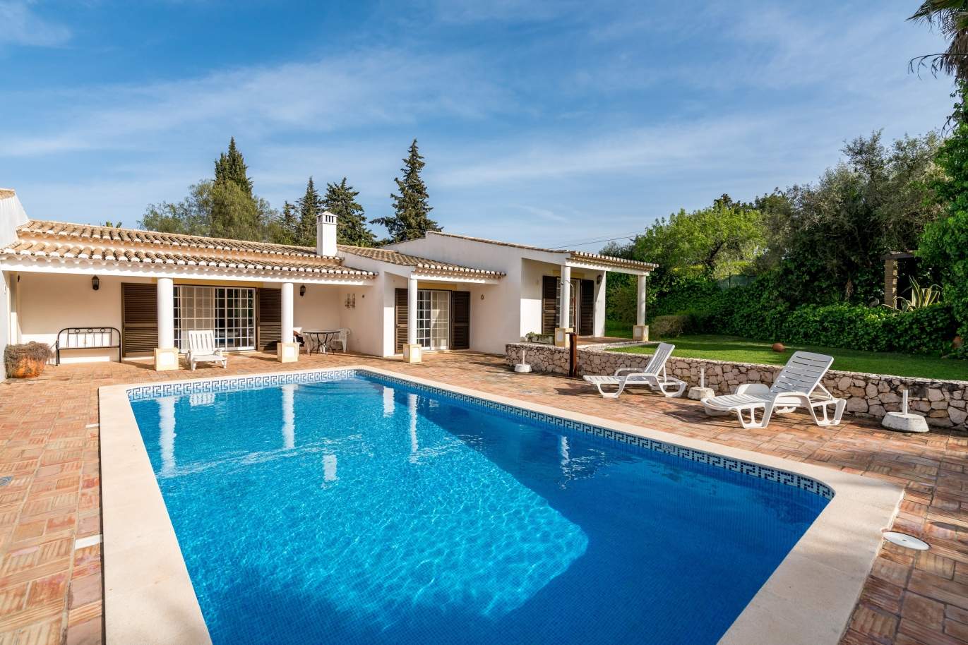 Sale of villa with pool and garden near Alvor, Algarve, Portugal_135749