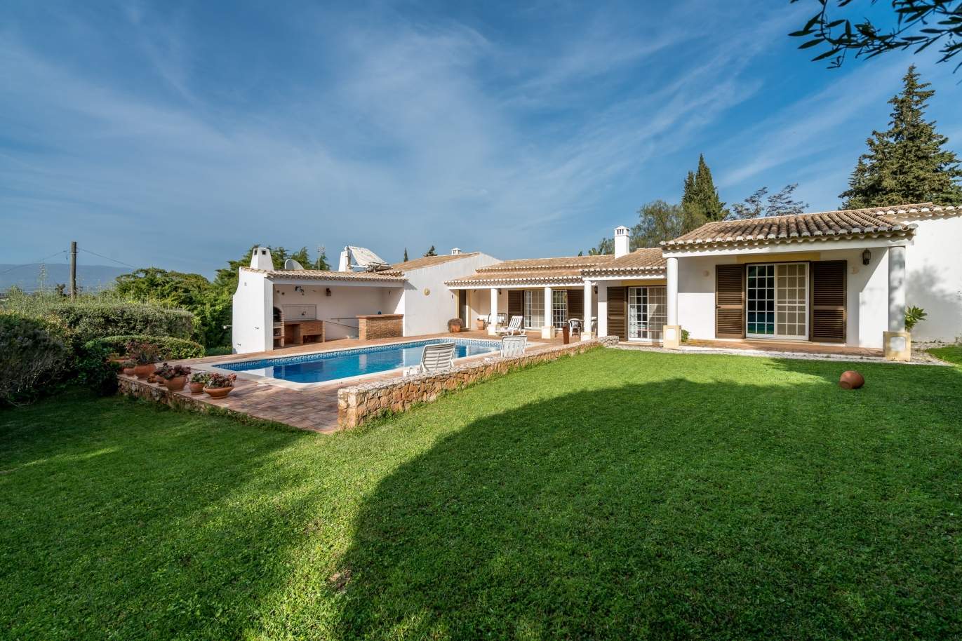 Sale of villa with pool and garden near Alvor, Algarve, Portugal_135751