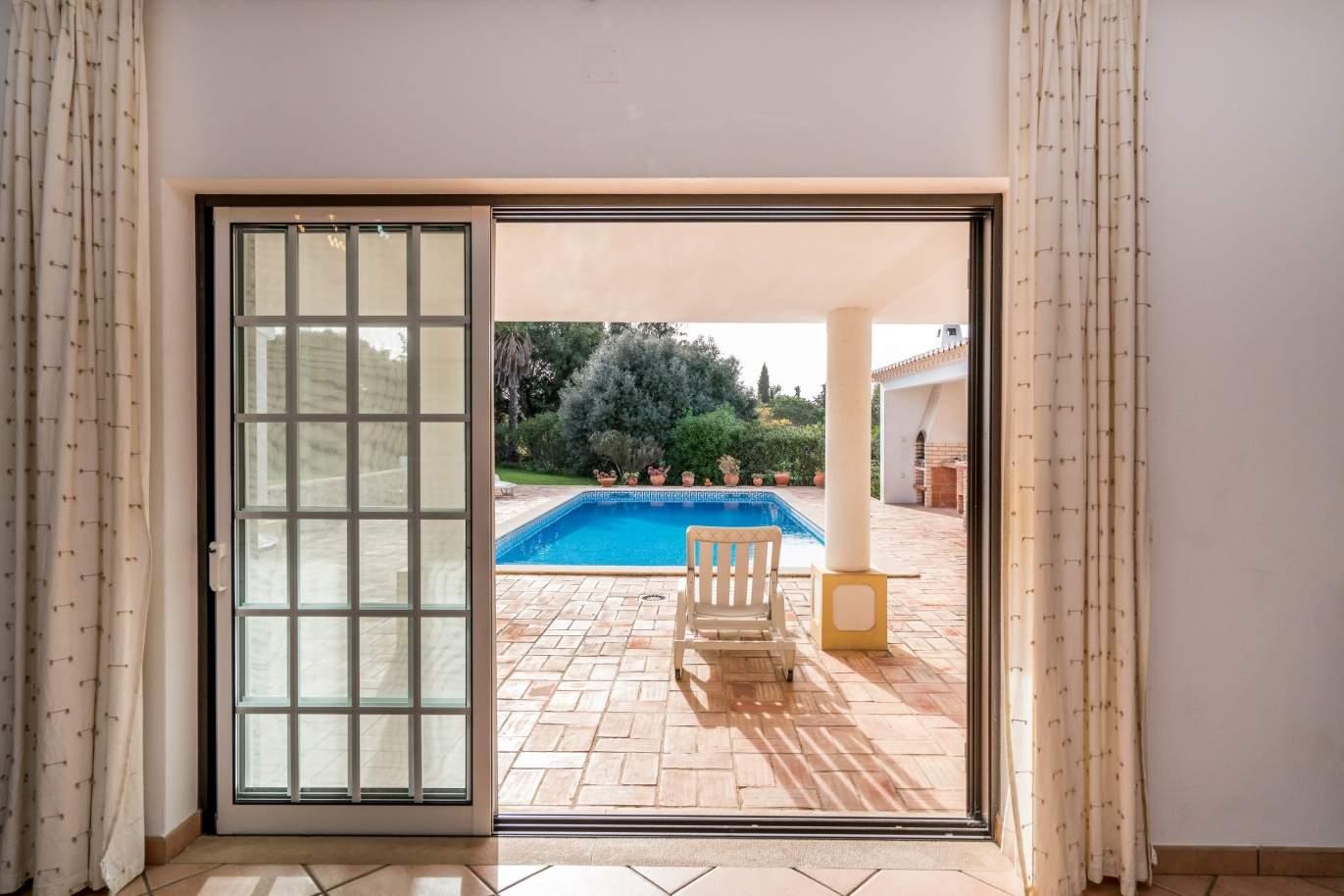 Venda de moradia com piscina e jardim em Alvor, Algarve_135766