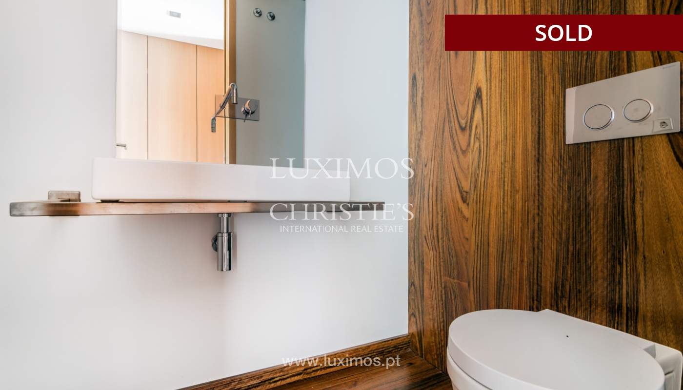 Apartamento moderno com varanda e vistas rio, para venda, no Porto, Portugal_136389