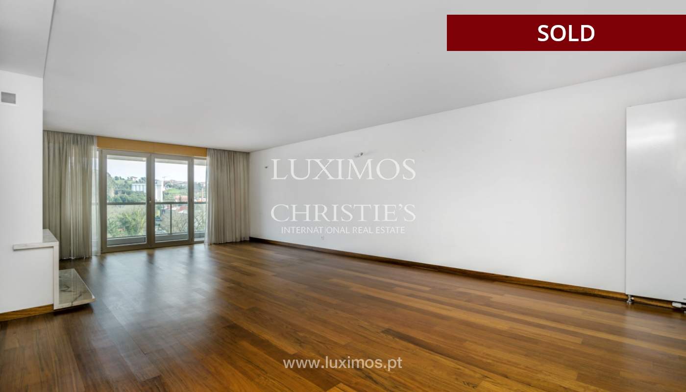 Apartamento moderno com varanda e vistas rio, para venda, no Porto, Portugal_136390