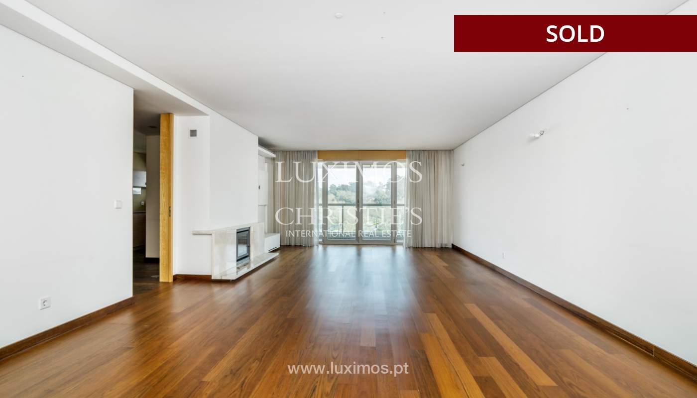 Apartamento moderno com varanda e vistas rio, para venda, no Porto, Portugal_136391