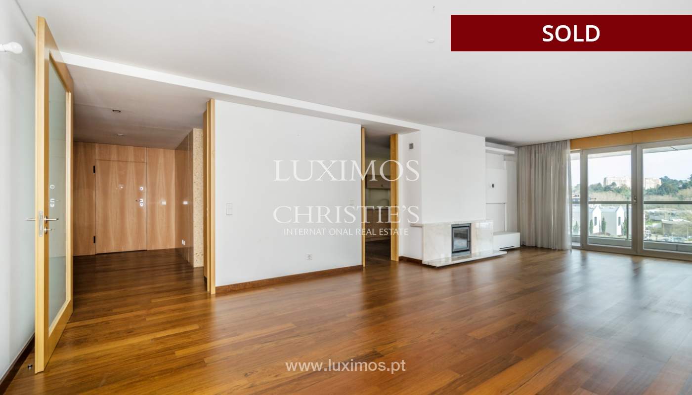 Apartamento moderno com varanda e vistas rio, para venda, no Porto, Portugal_136392