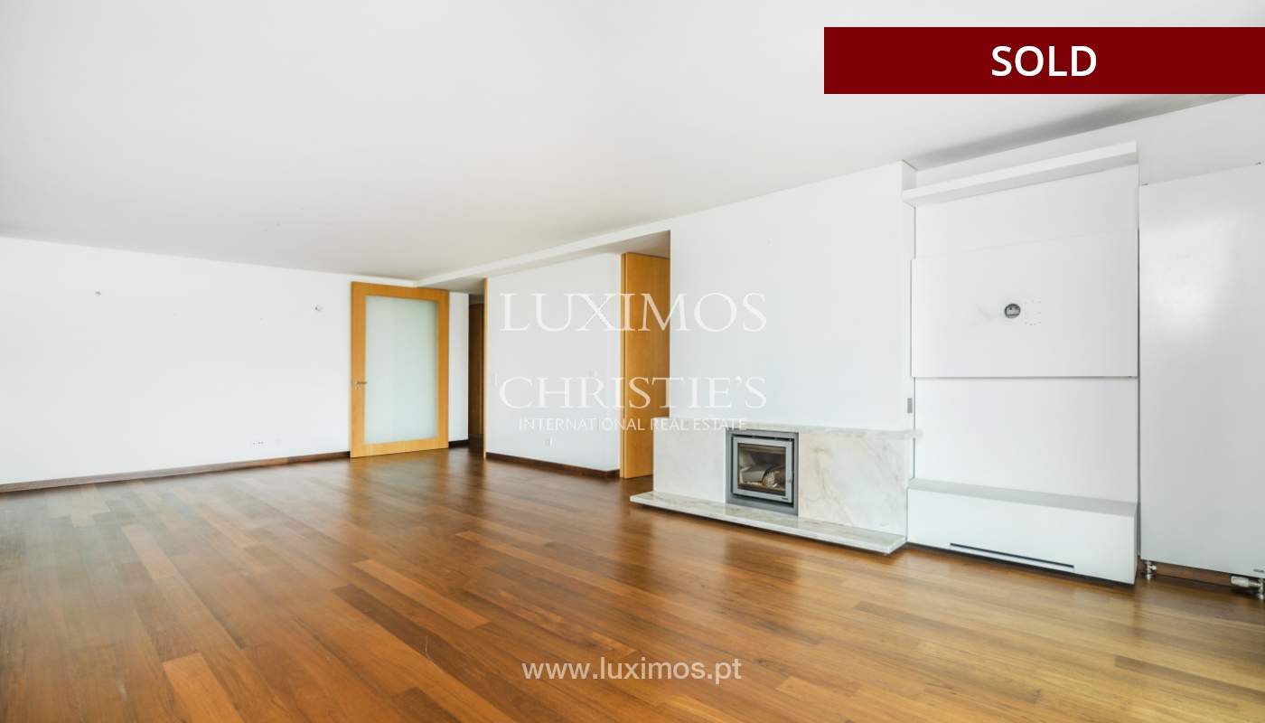 Apartamento moderno com varanda e vistas rio, para venda, no Porto, Portugal_136393