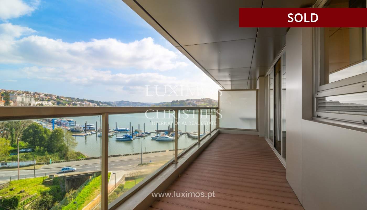 Apartamento moderno com varanda e vistas rio, para venda, no Porto, Portugal_136394