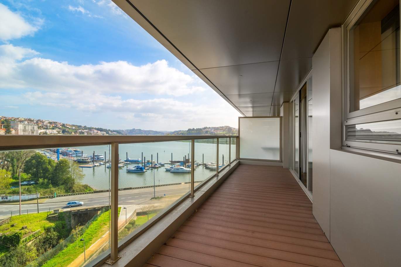 Apartamento moderno com varanda e vistas rio, para venda, no Porto_136394