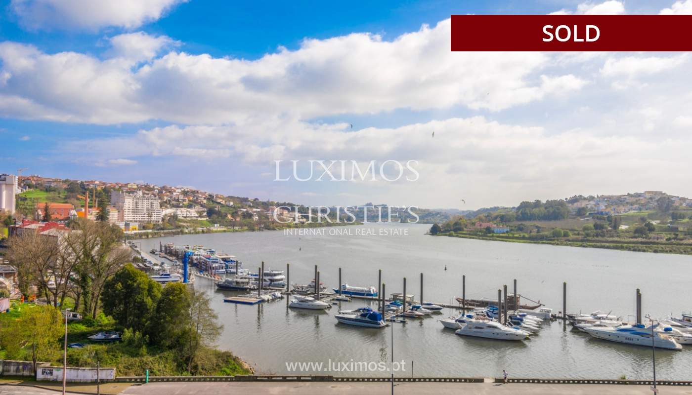 Apartamento moderno com varanda e vistas rio, para venda, no Porto, Portugal_136395