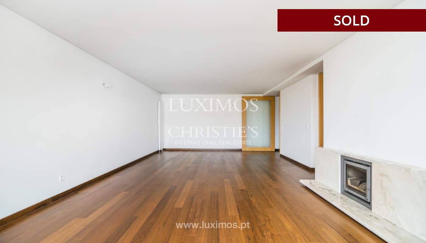 Apartamento moderno com varanda e vistas rio, para venda, no Porto, Portugal_136396