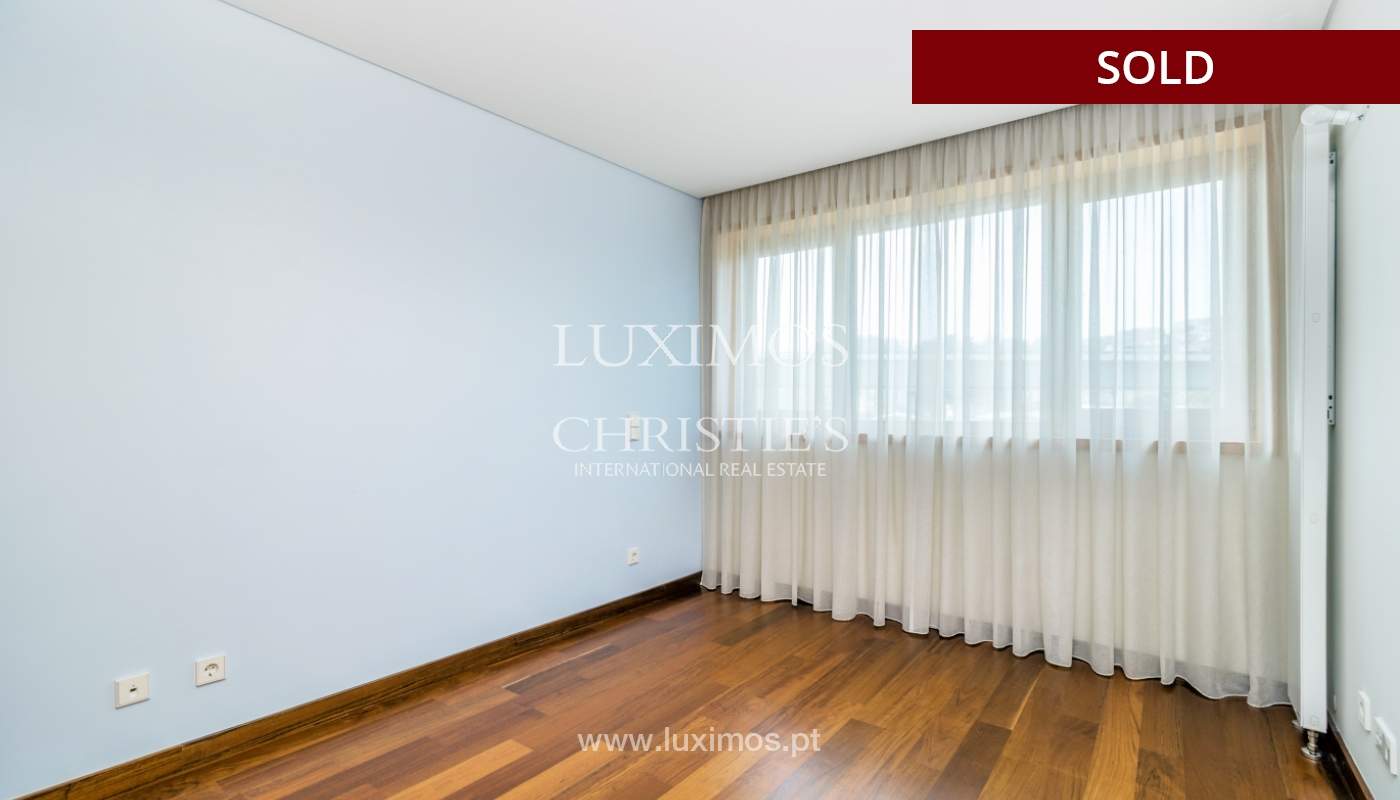 Apartamento moderno com varanda e vistas rio, para venda, no Porto, Portugal_136397