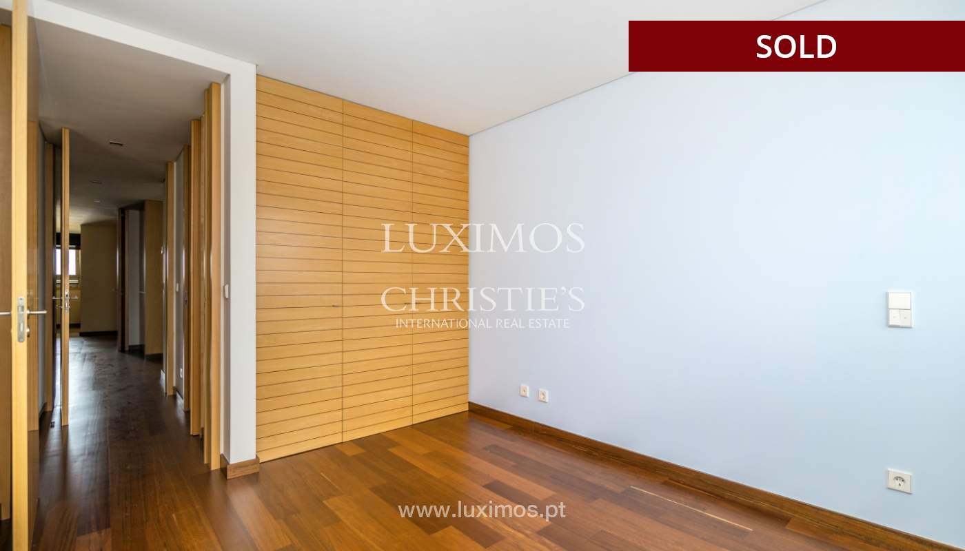Apartamento moderno com varanda e vistas rio, para venda, no Porto, Portugal_136398